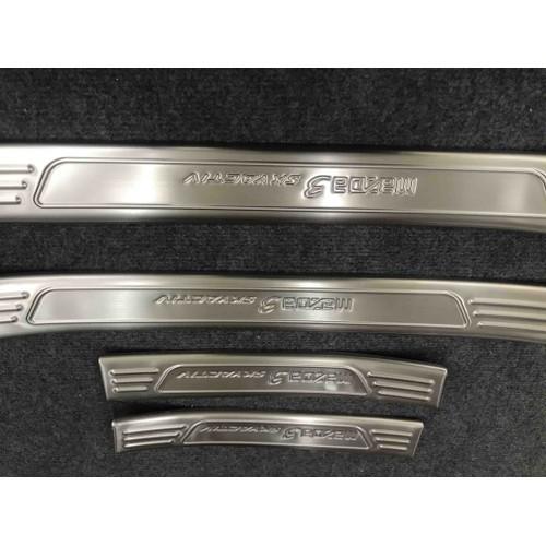 Ốp bậc chân trong dành cho MAZDA 3 2020 mẫu inox