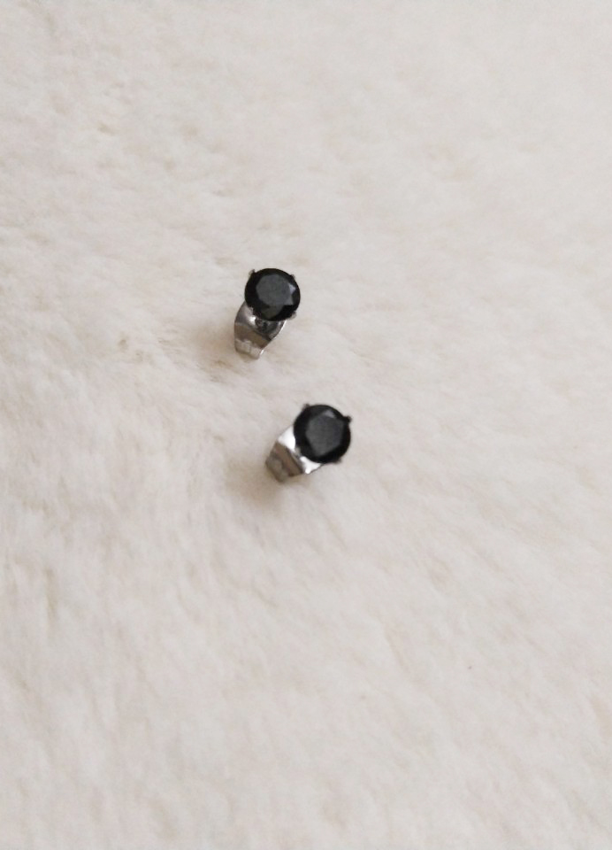 Bông tai một hạt đá màu đen 5mm