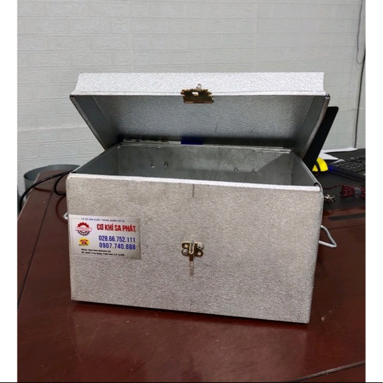 Thùng tôn nhỏ đựng đồ cá nhân, đựng tiền, tặng ổ khóa kt 30x20x15