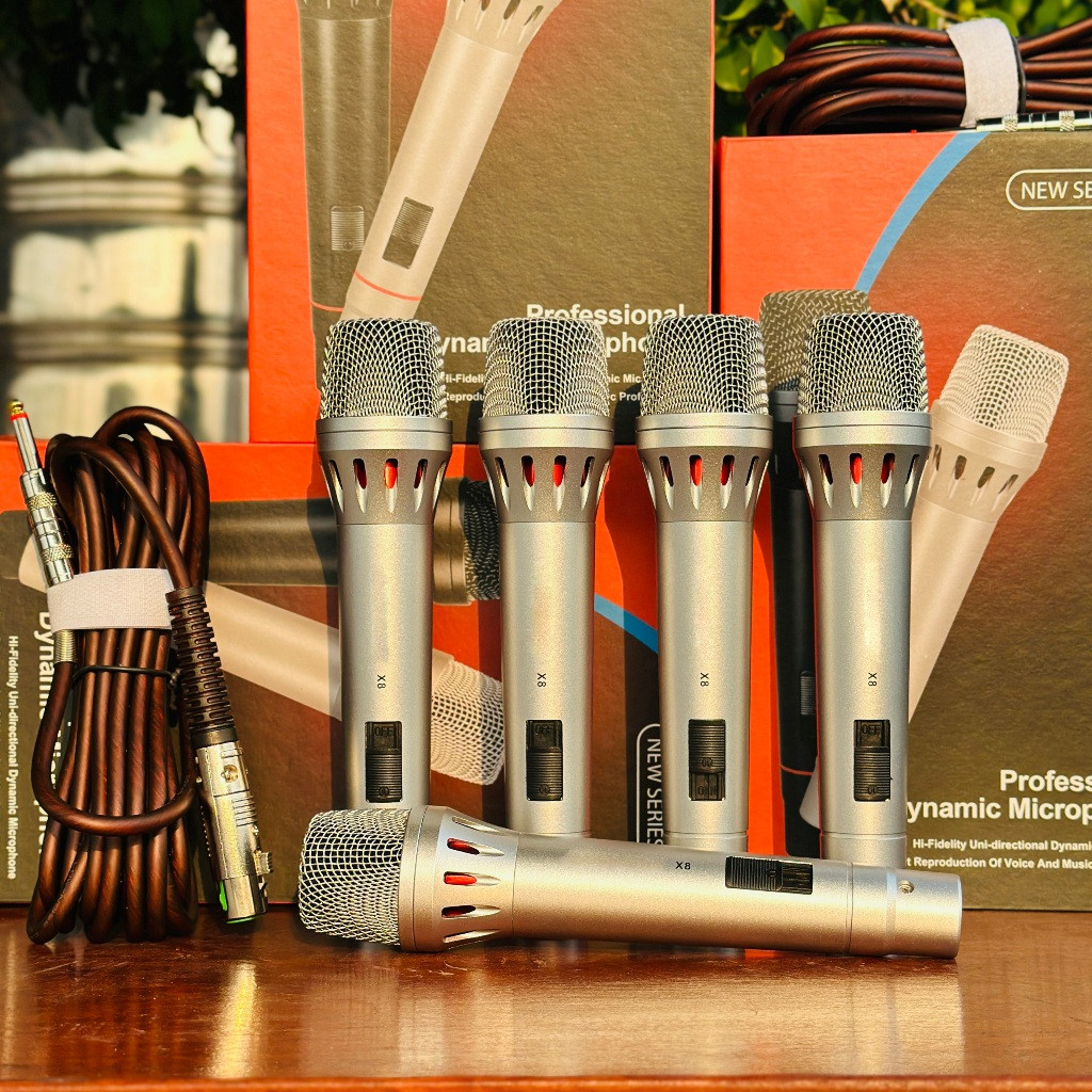 Hình ảnh Micro có dây X8. Micro karaoke có dây  X8 được thiết kế tỉ mĩ đến từng chi tiết nhỏ, các đầu nối, khớp giao nhau được thiết kế chắc chắn, đầu mic cao cấp Hàng chính hãng