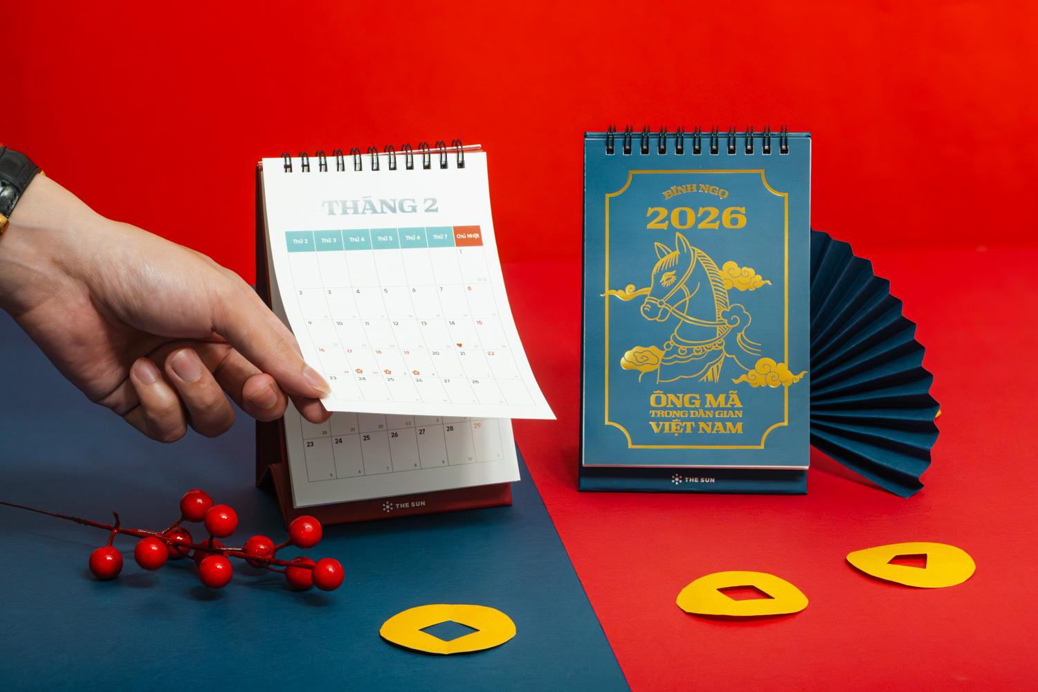 Lịch Bàn Chữ A 2026 - The Sun - Ông Mã - Màu Đỏ