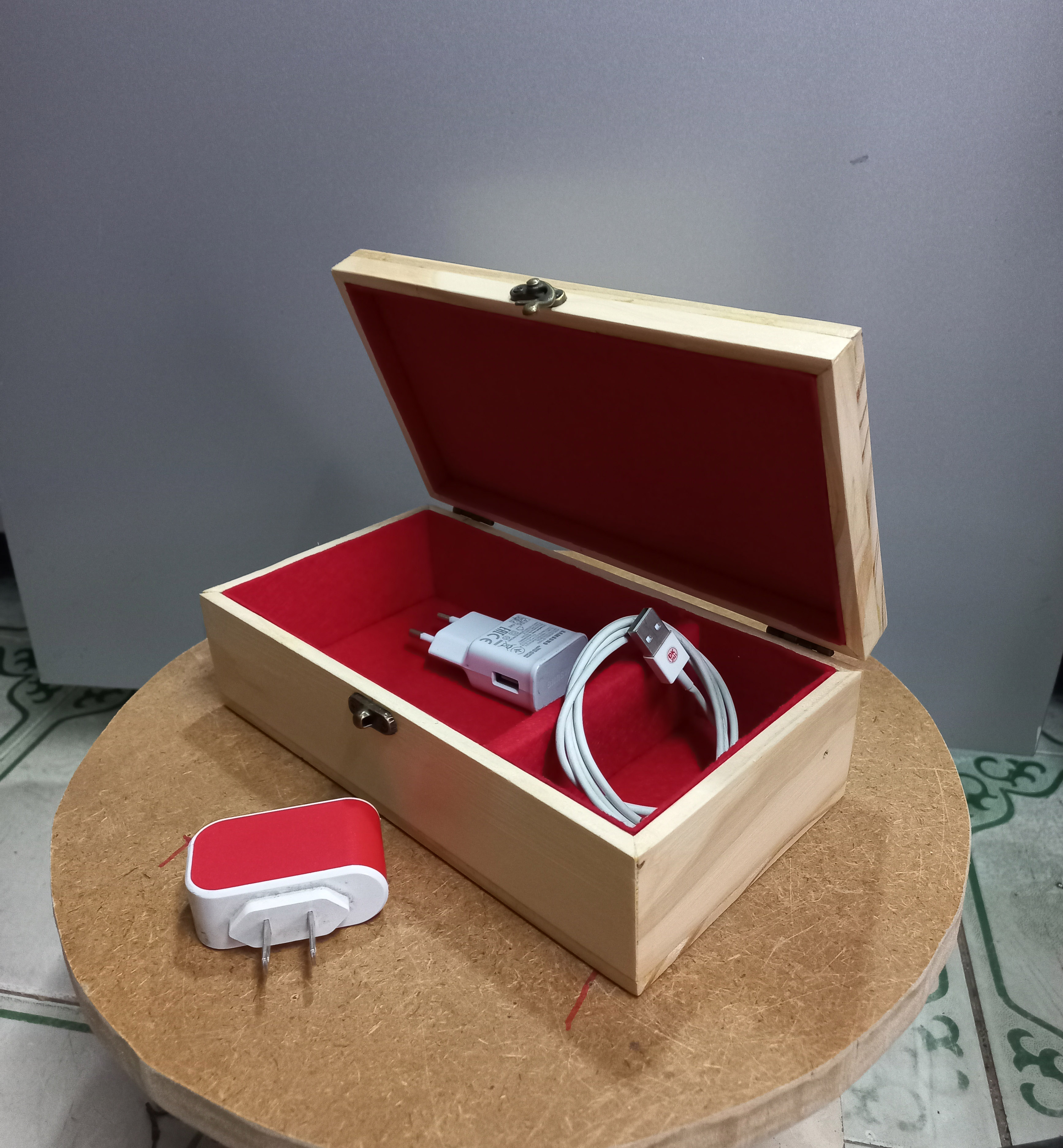 Hộp gỗ thông chữ nhật đựng đồ linh tinh trên bàn làm việc.