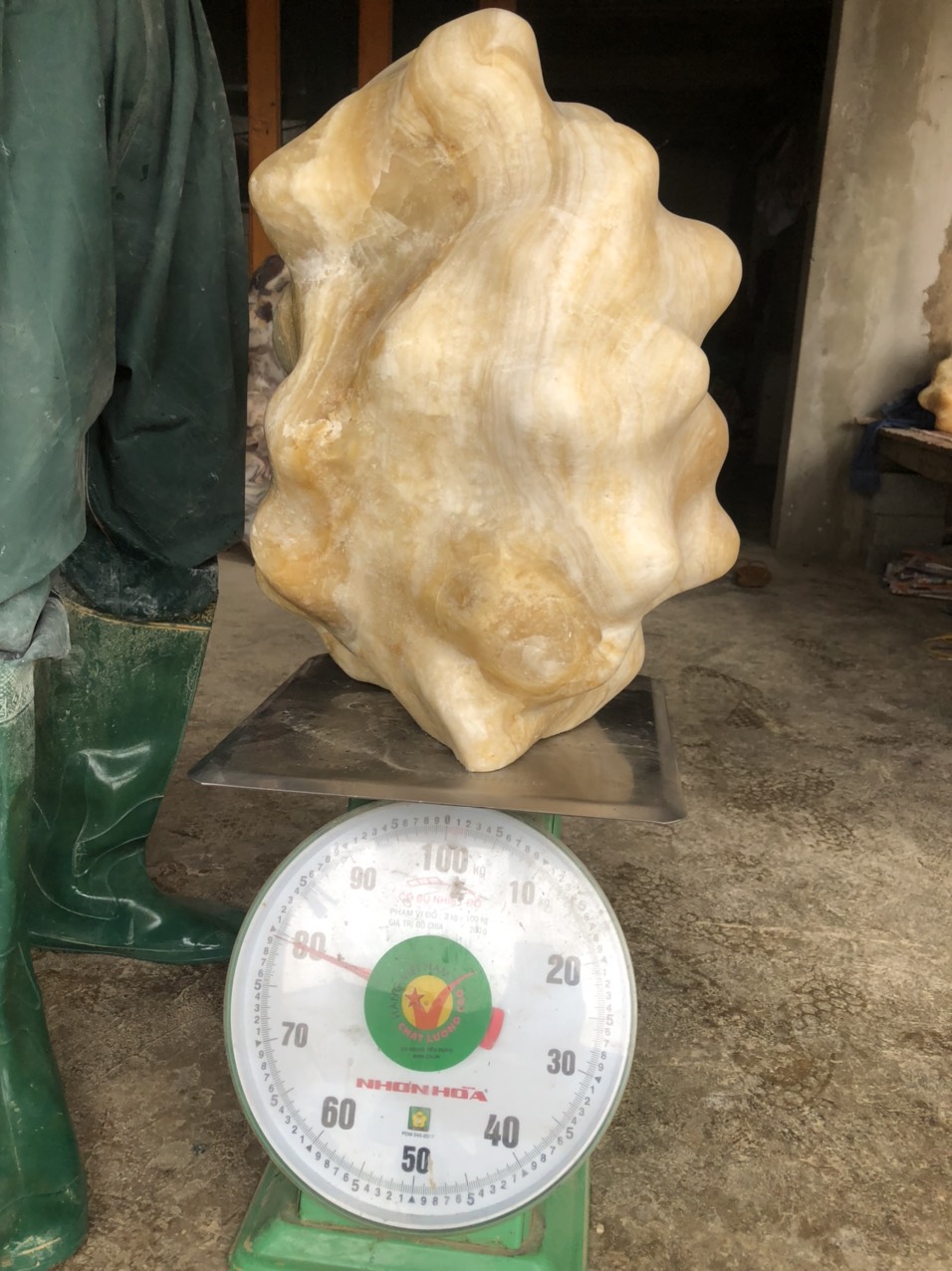 Đá trắng trấn trạch cao 50 cm nặng 80 kg cho mệnh Thuỷ và Kim