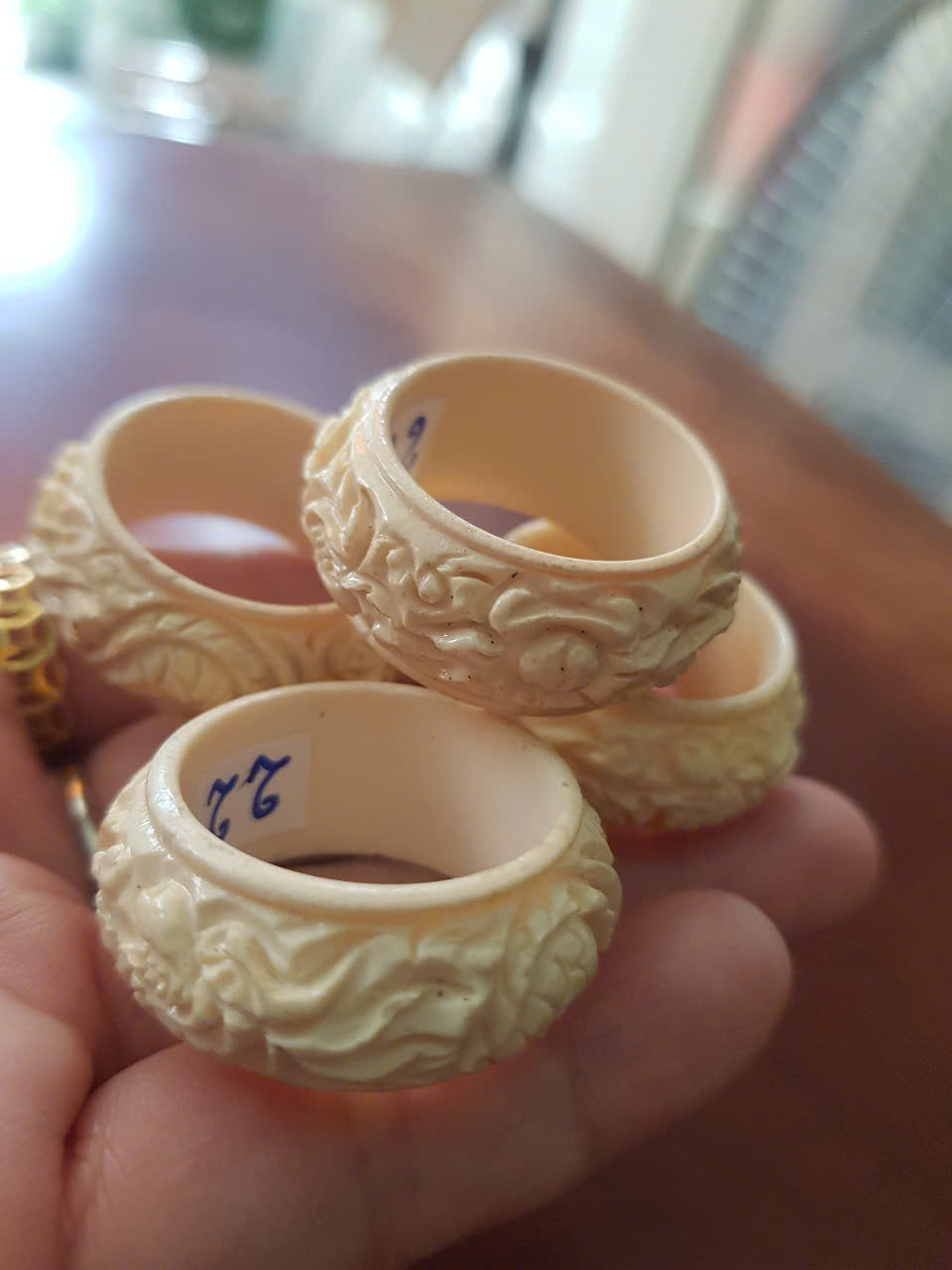 Nhẫn Nam Giả Ngà hay Xương Mỹ Nghệ Chạm Rồng Nổi Lượn Bản tròn Ni 22mm Cao 13mm Dầy 5mm màu trắng Dành Cho Các Anh Nam đeo nhẫn ngón tay cái hay bất kỳ ngón tay nào ni lọt vừa tay là 22mm rẻ vẫn đẹp như thường ạ