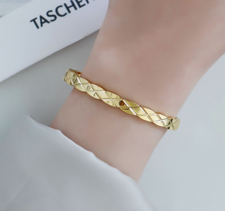 Vòng tay Titan bản rộng 6mm, chạm hình quả Trám