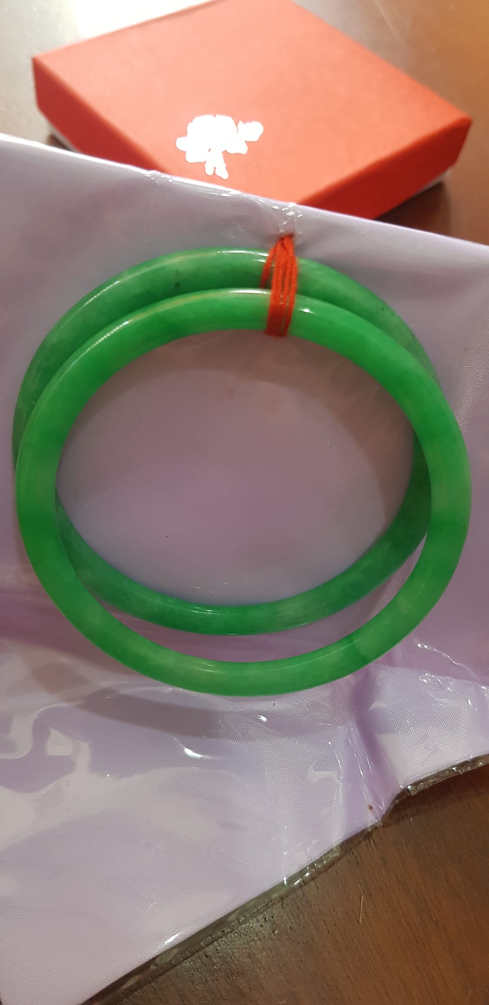Cặp vòng cẩm thạch cọng Tròn T A Đẹp Sao N 55mm x dầy 5,2mm Cặp màu xanh Ngọc Tươi đều đẹp Nữ cân nặng tầm 54kg - 64kg đeo đẹp xinh tay ạ