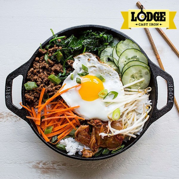 Chảo gang xào cỡ nhỏ Lodge hai tay cầm 23 cm - L9MW. Dùng chiên, xào, áp chảo, chiên cơm, nướng.