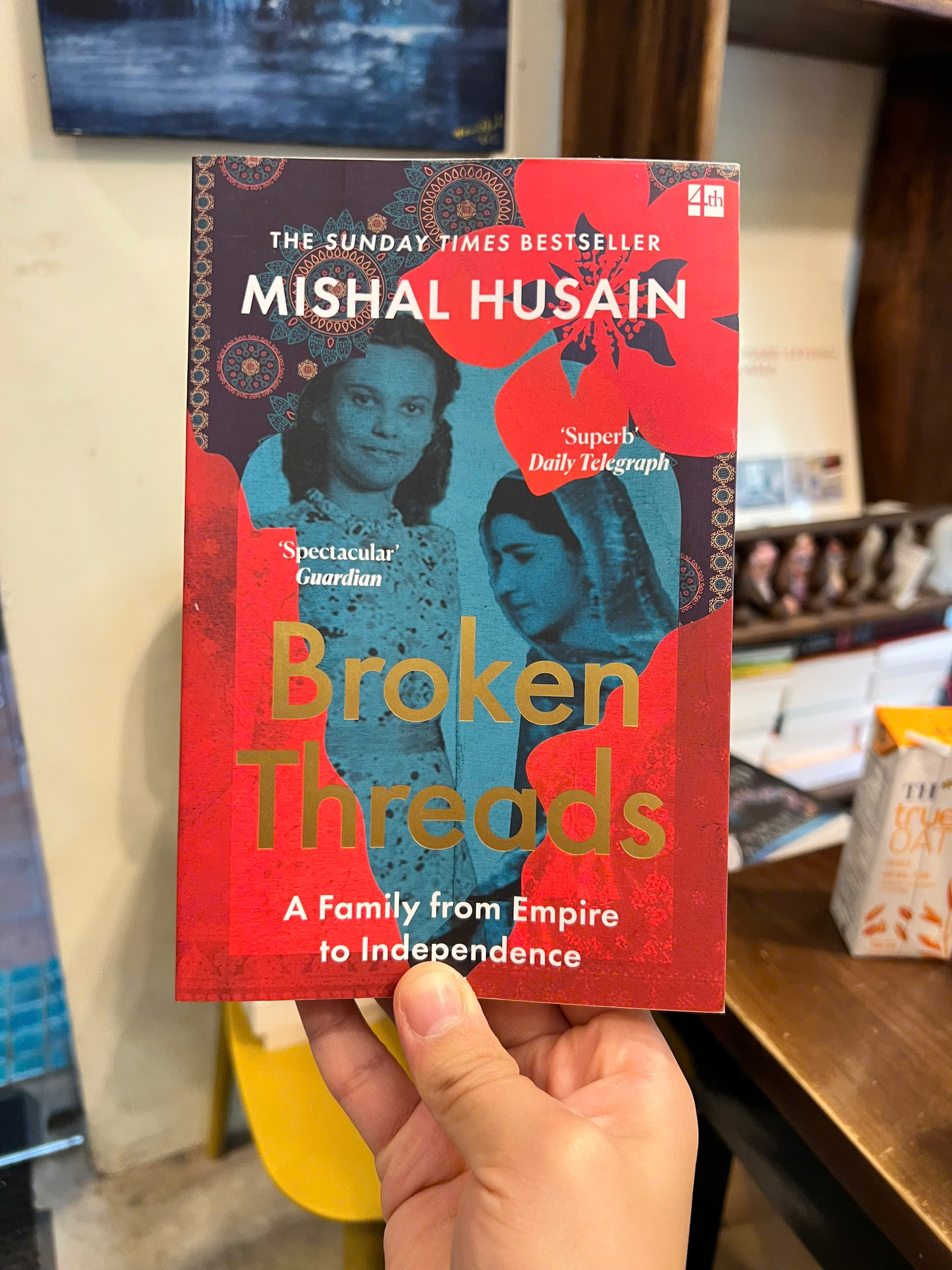 Sách - Broken Threads: My Family from Empire to Independence | Memoir / Ngoại văn Nhập khẩu UK