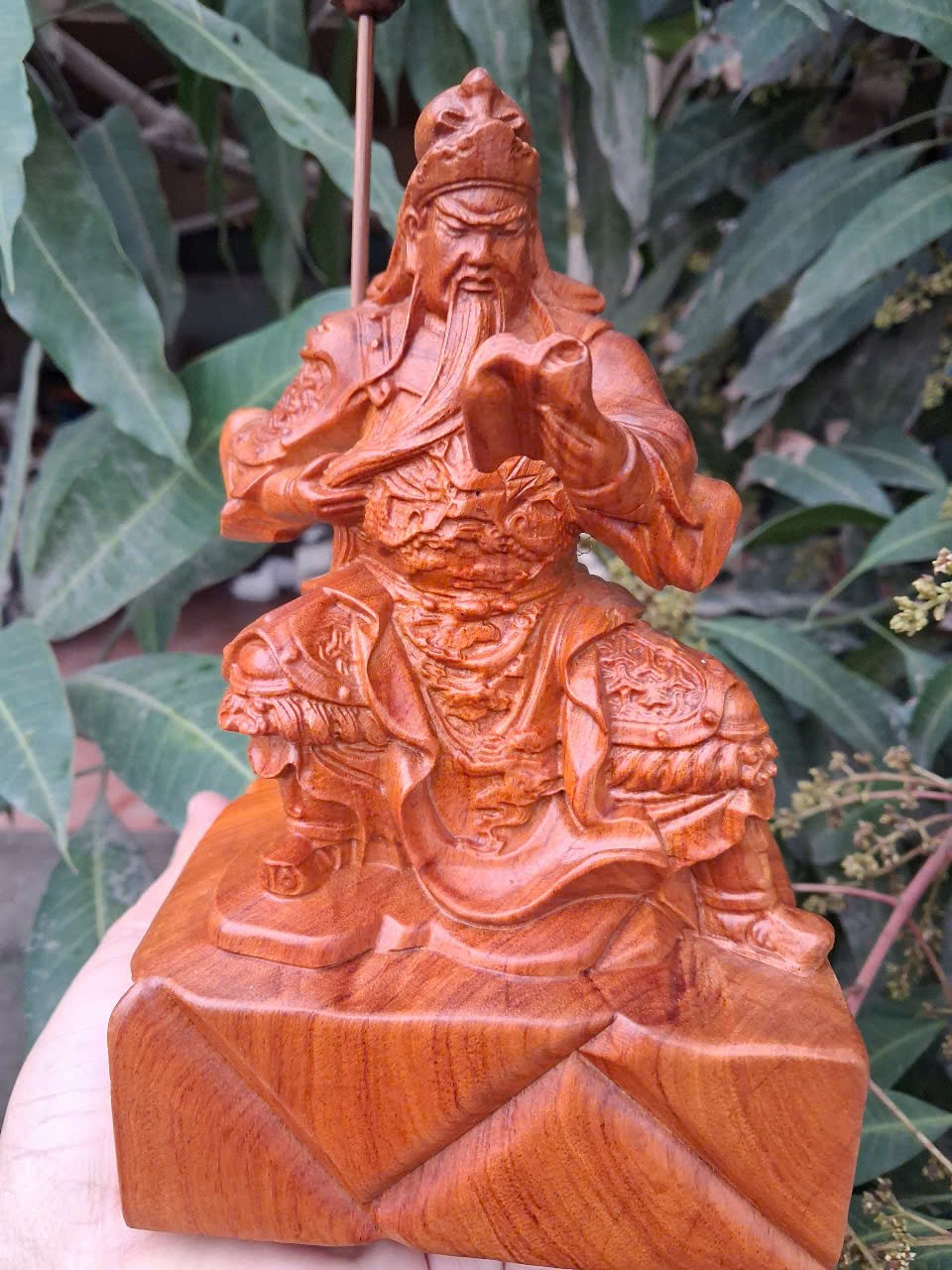 Tượng quan công đọc sách bằng gỗ hương đá cao 20x13.5x9cm