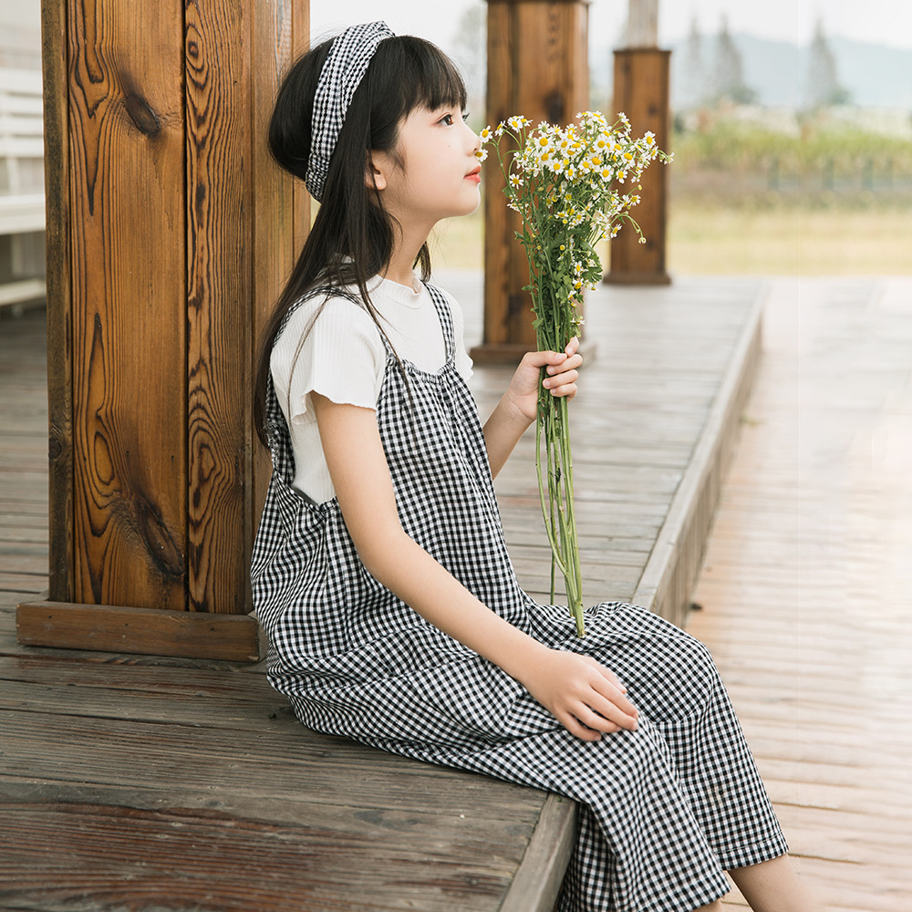 Cô gái mặc quần áo hai mảnh mùa hè