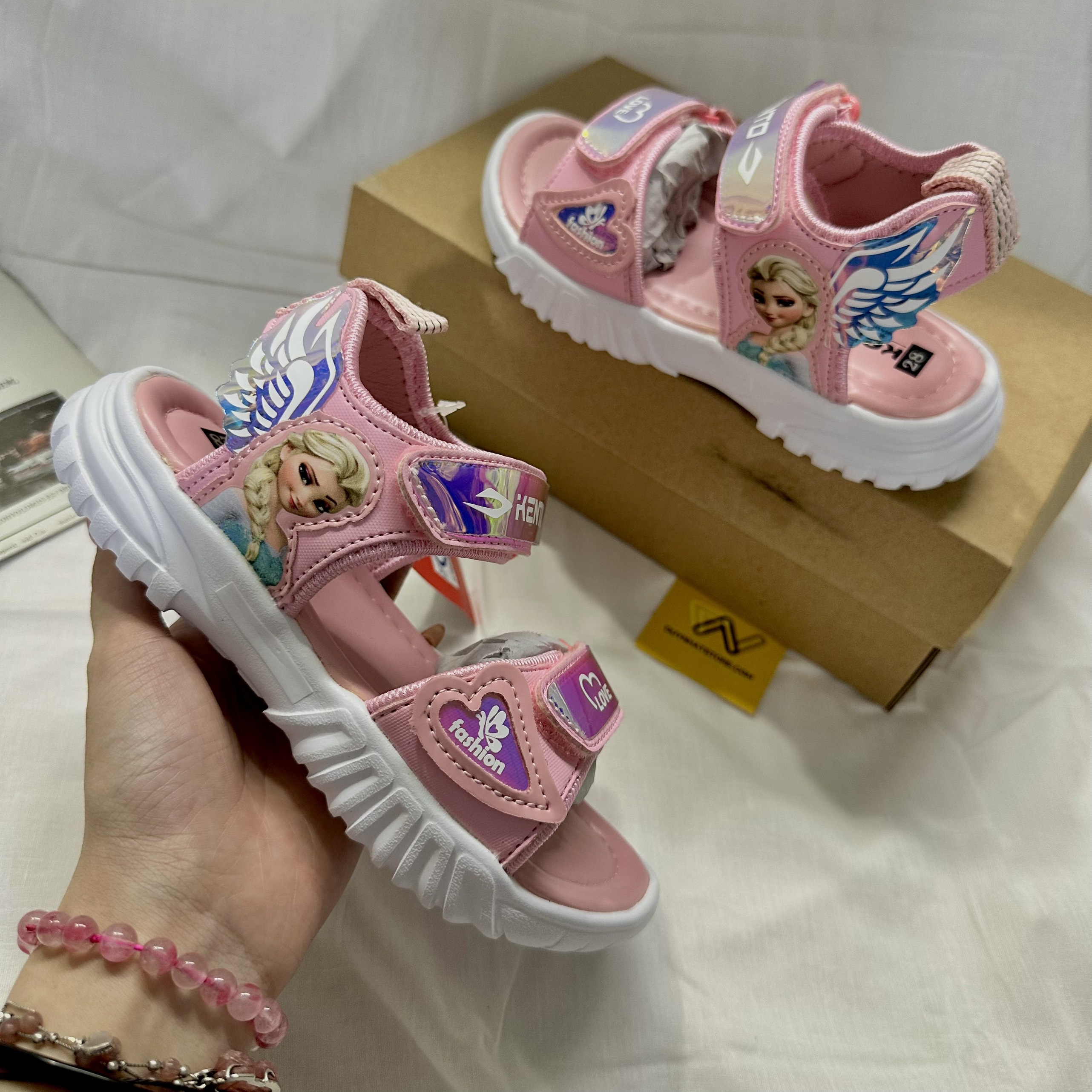 Giày Sandal Công Chúa Elsa Hello Kitty Nữ Học Sinh Đi Học Duy Nhật Store Cấp 1 Cấp 2 Đế Cao Su Đúc Dép Quai Hậu Êm 7 Màu