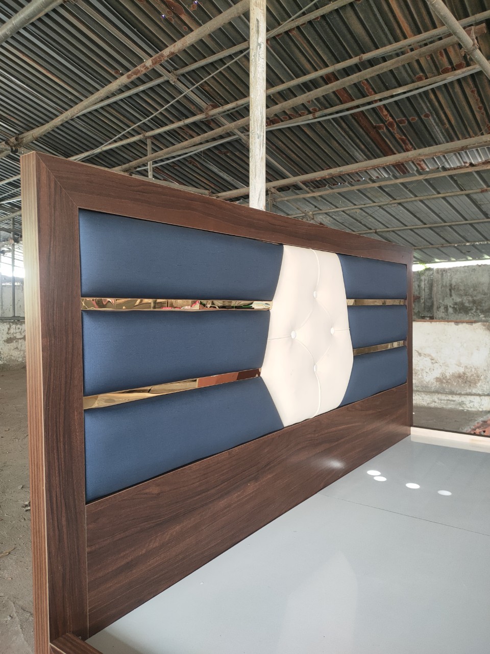 Giường gỗ MDF lõi xanh Tundo kết hợp inox mạ vàng