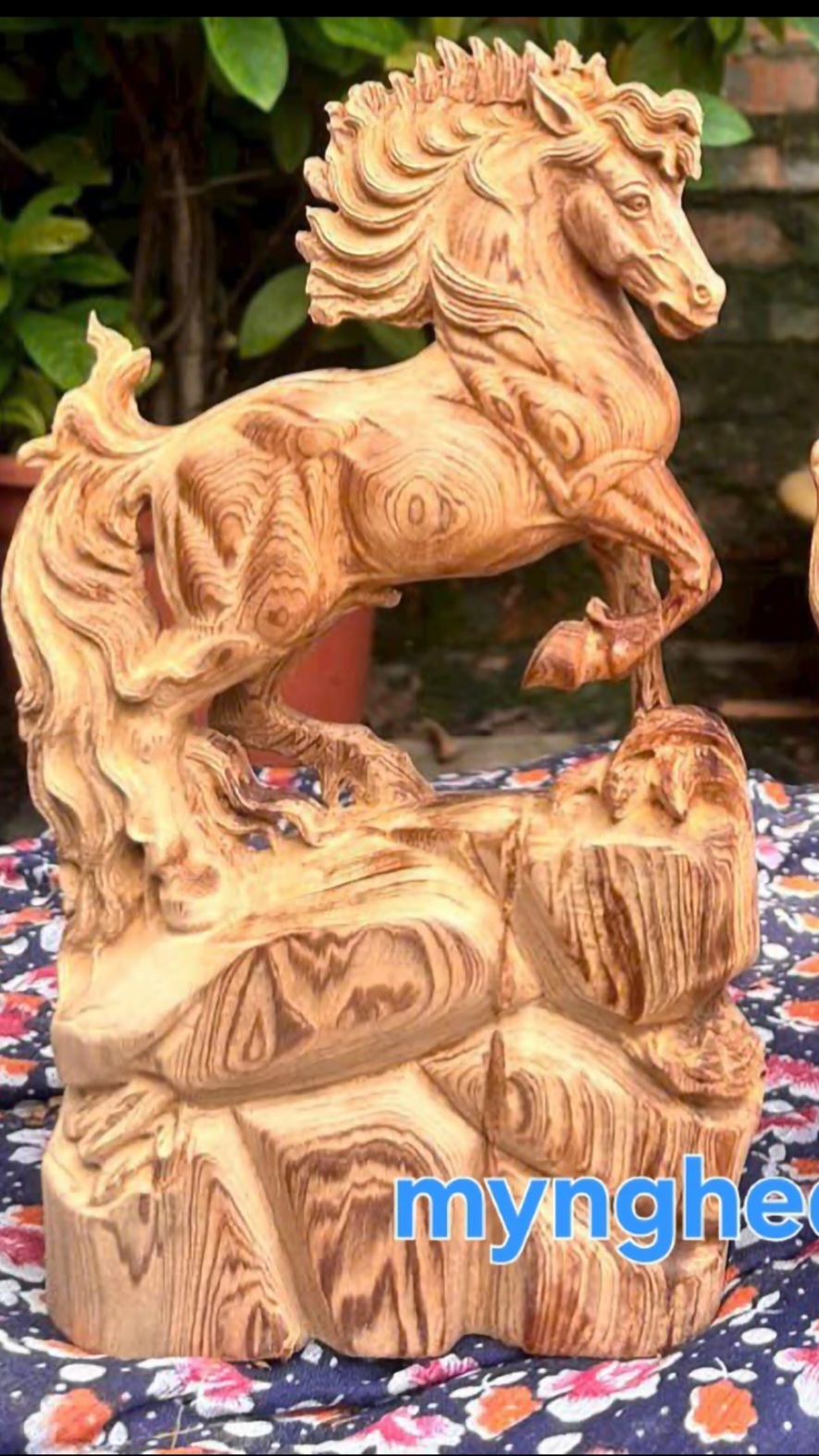 Tượng con ngựa thong dong phong thủy bằng gỗ ngọc am thơm nức cao 40x23x8cm