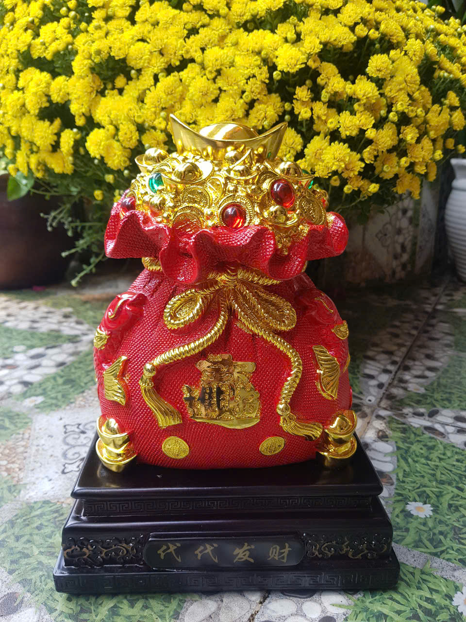 Tượng Túi Tiền Đỏ Đầy Thỏi Vàng To May Mắn cao 30cm x đk 21cm x sâu 18cm mệnh Hoả mệnh Thổ Món Quà Biếu tặng thật sự ý nghĩa dịp lễ tết, quà tặng tân gia, quà tặng khách hàng, quà tặng Sếp , quà tặng phong thuỷ ý nghĩa ạ