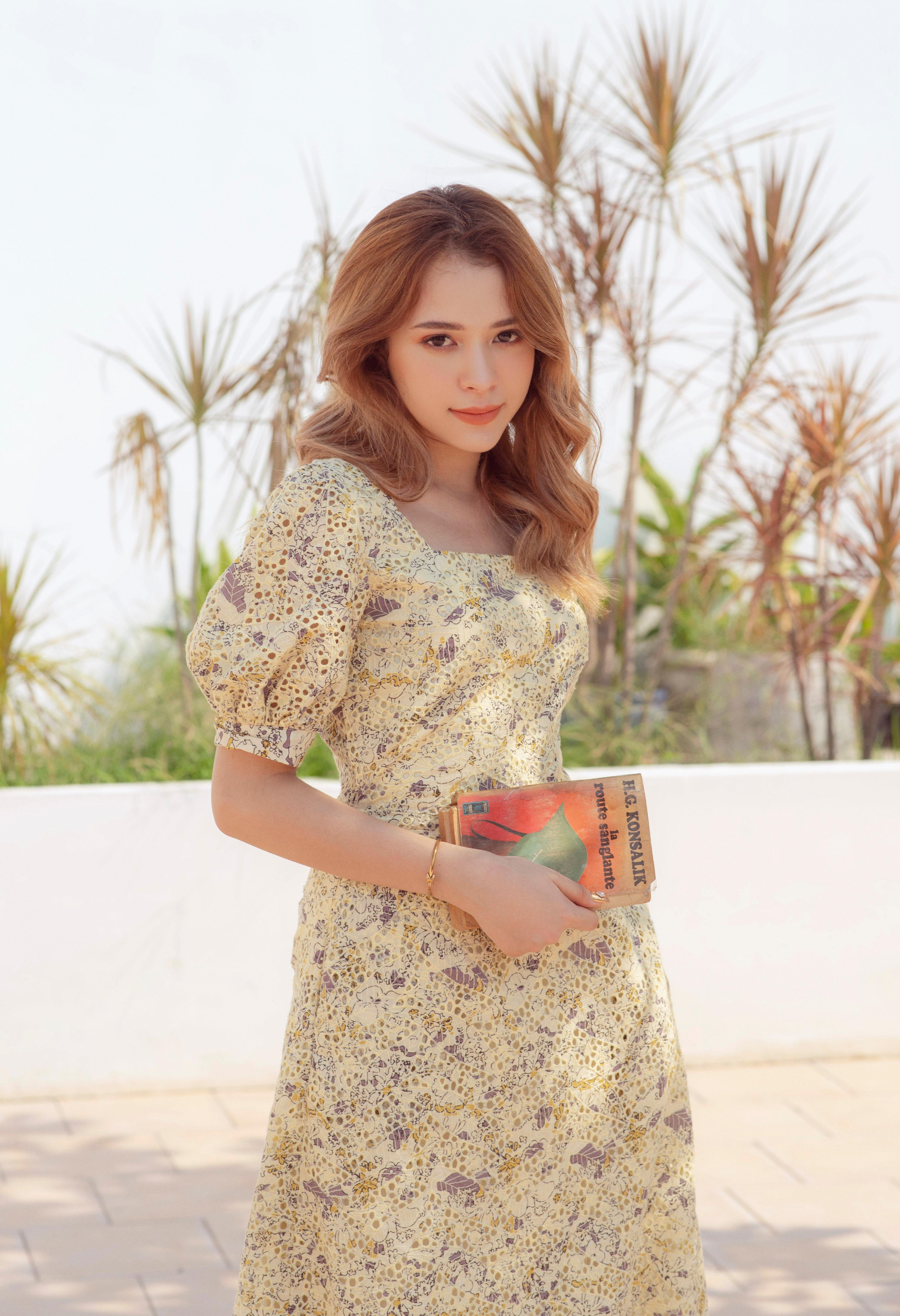 Đầm vàng tay phồng