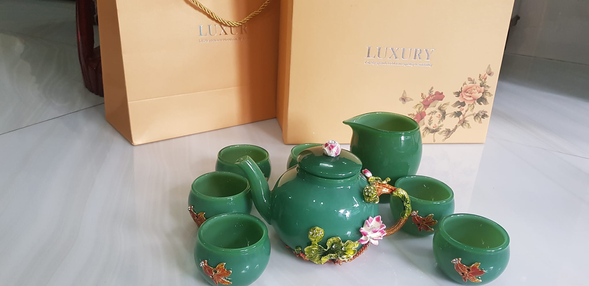 Bộ Bình Trà Chạm hoa kiểu rất đẹp đá mã não xanh ngọc tươi đậm đẹp anh chị để phòng khách, công ty, quà biếu tặng Sếp tặng tặng tân gia người thân ý nghĩa ạ