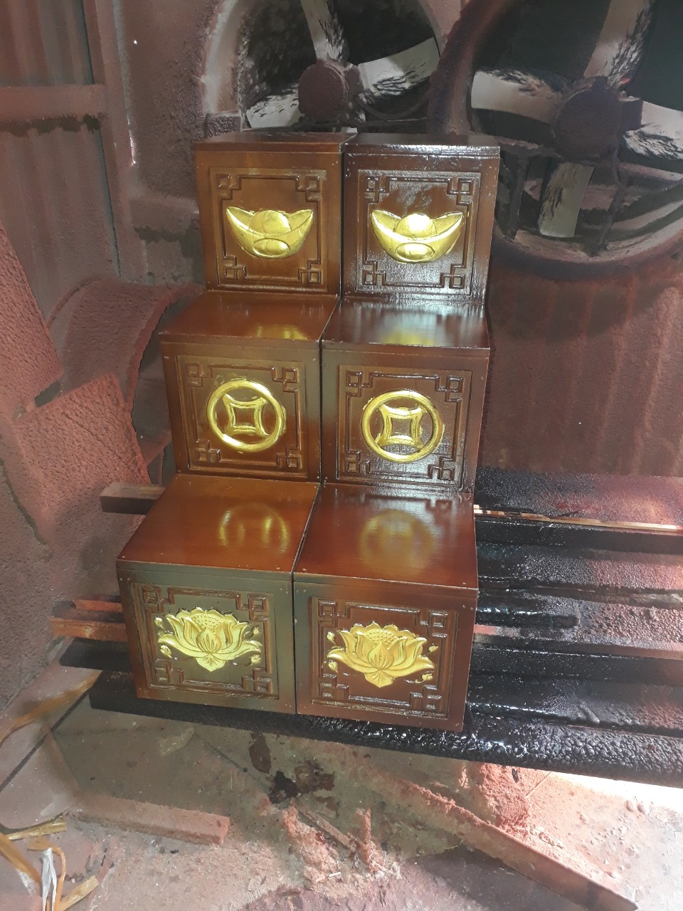 Bục tam cấp kê 2 bên ban thờ thần tài gỗ sồi khắc mặt 3 họa tiết đẹp