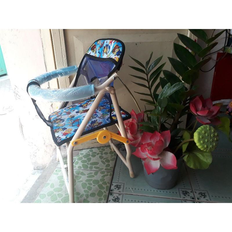 Dụng cụ ghế ngồi xe máy cho bé ra ngoài bằng sắt sơn tỉnh điện có vòng sắt bảo vệ, xếp gọn đươc, yên ngồi to,