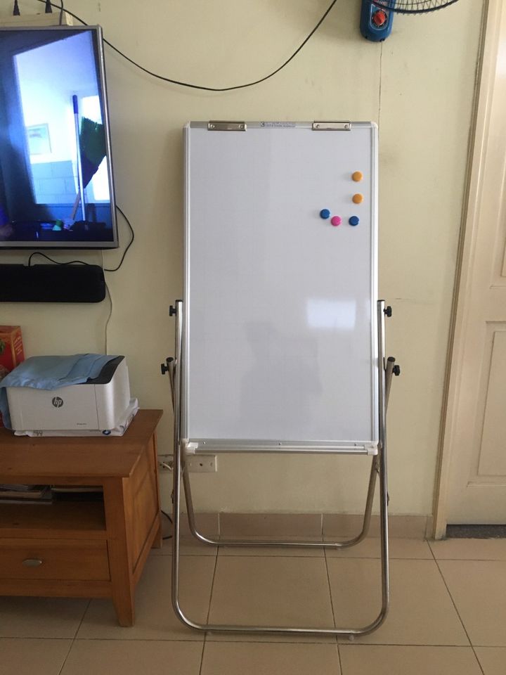BẢNG FLIPCHART VIẾT BÚT LÔNG TỪ LAMINATE CHÂN INOX KT 80x120cm