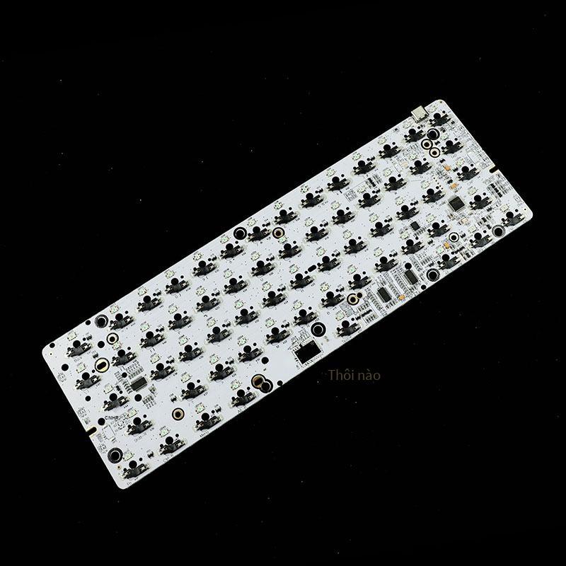 Giao hàng nhanh GK61 bàn phím cơ PCB bo mạch chủ có thể tráo đổi nóng GH60RGB nhịp điệu âm nhạc tùy chỉnh có dây và không dây màu trắng