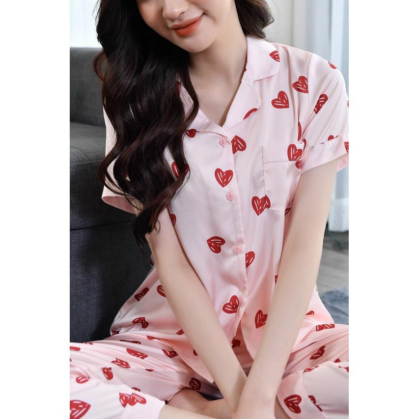 Bộ mặc nhà Pyjama lụa cao cấp Tea Store áo tay ngắn quần dài họa tiết tim đỏ nền be sang trọng