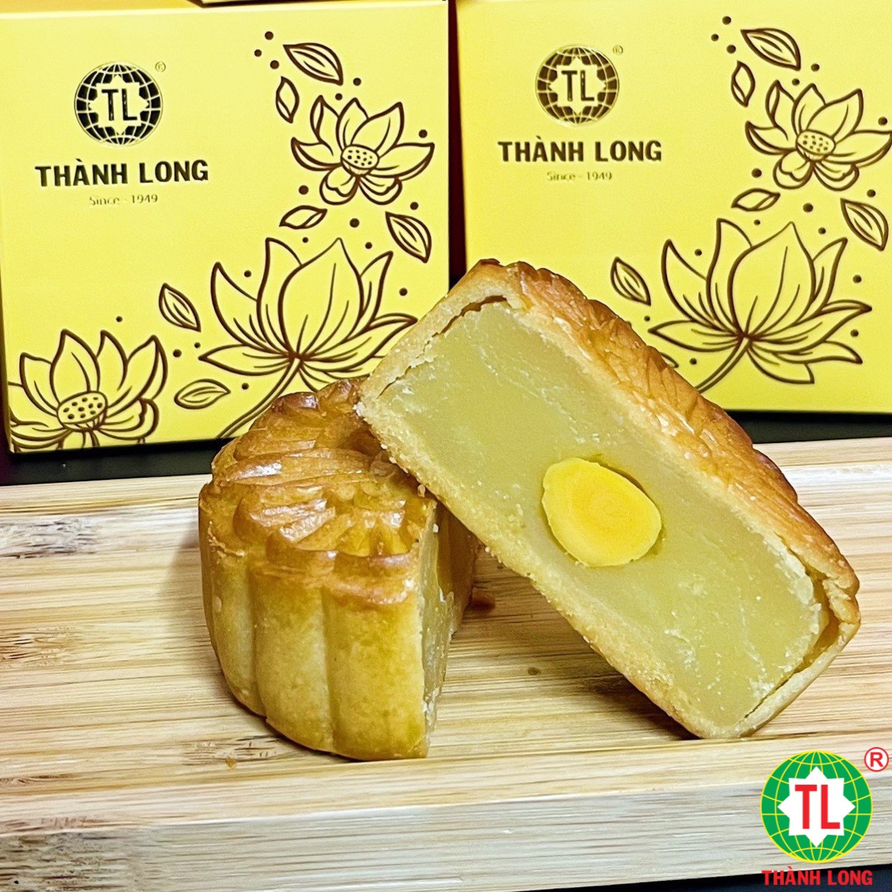 Bộ hộp Bánh trung thu 4 bánh 2 trứng 220g - Hoàng Gia - Thành Long 880g - tặng 1 hộp trà - VIỆT NAM