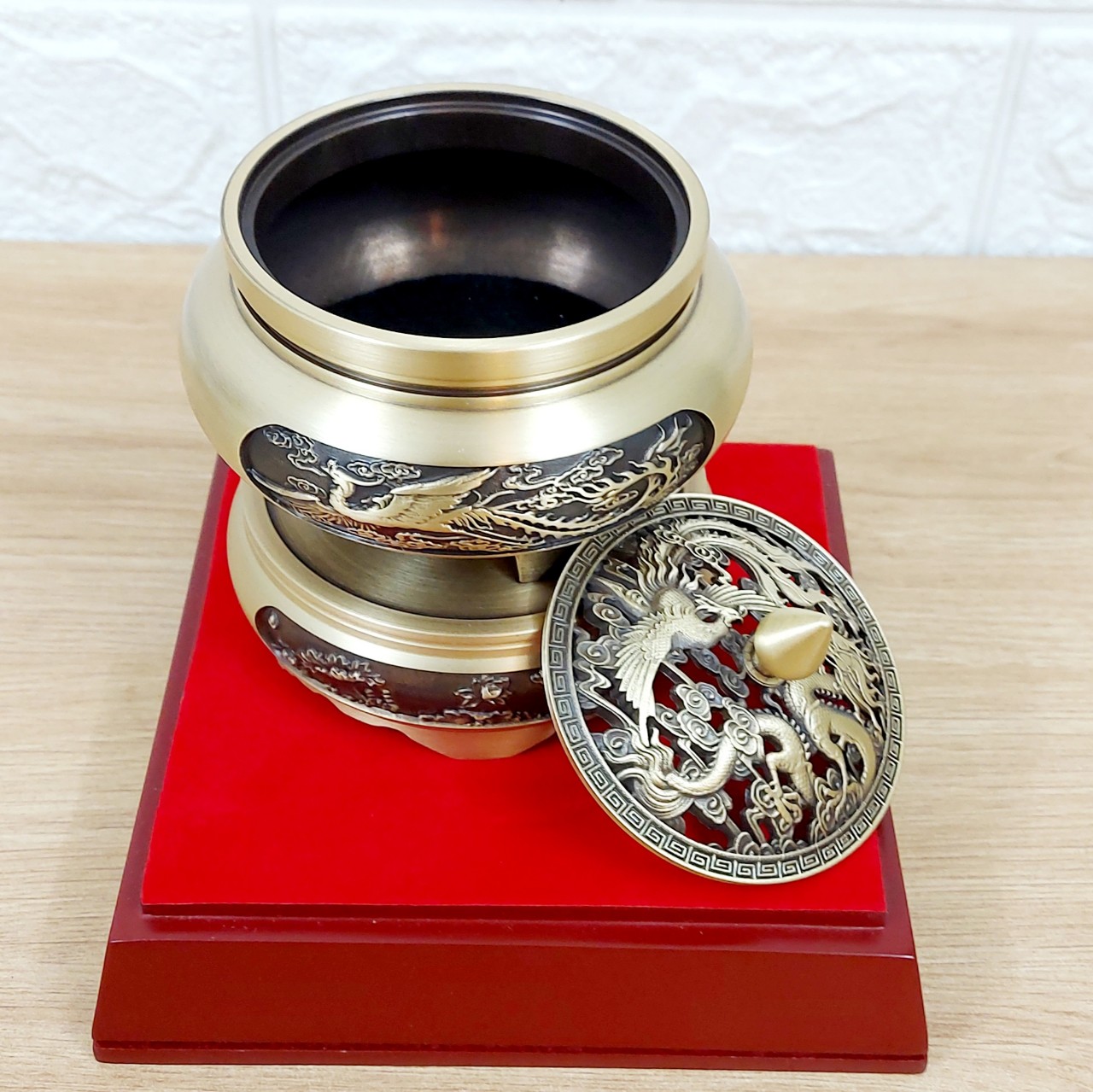 Lư xông trầm hương bằng đồng chạm hoa văn tinh xảo