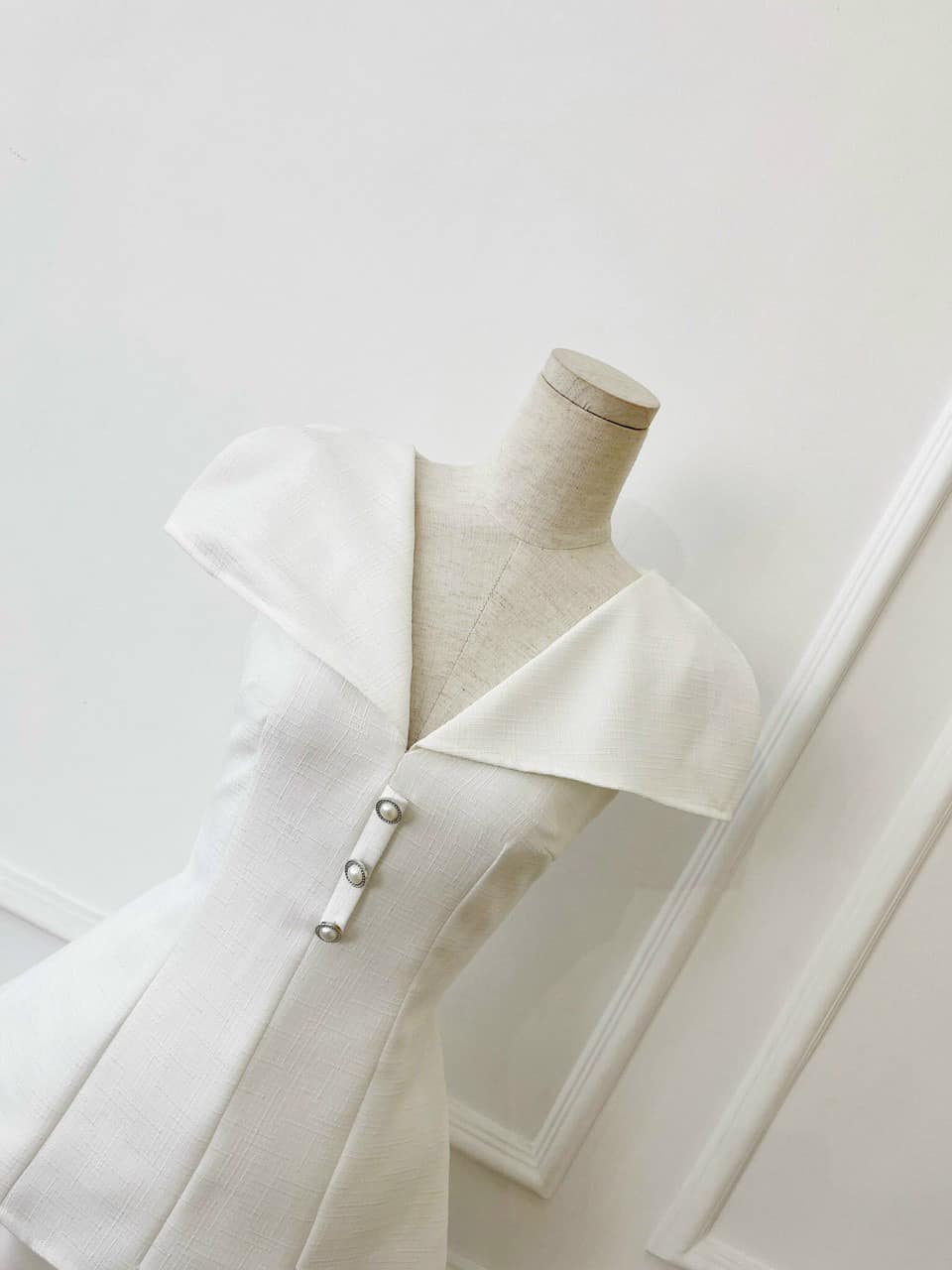 Áo peplum cổ V 3 nút kiểu tay bồng có 2 màu trắng, đen