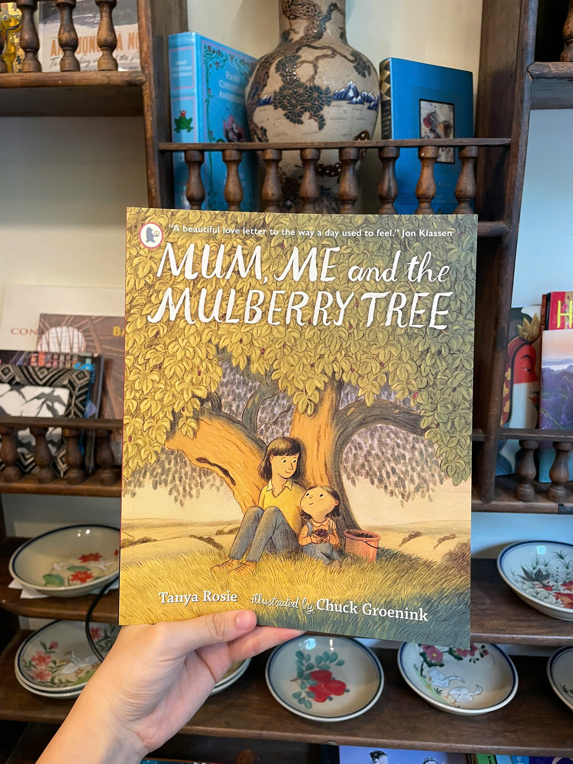 Sách - Mum, Me and the Mulberry Tree: A love letter to Mums everywhere by Tanya Rosie - English book