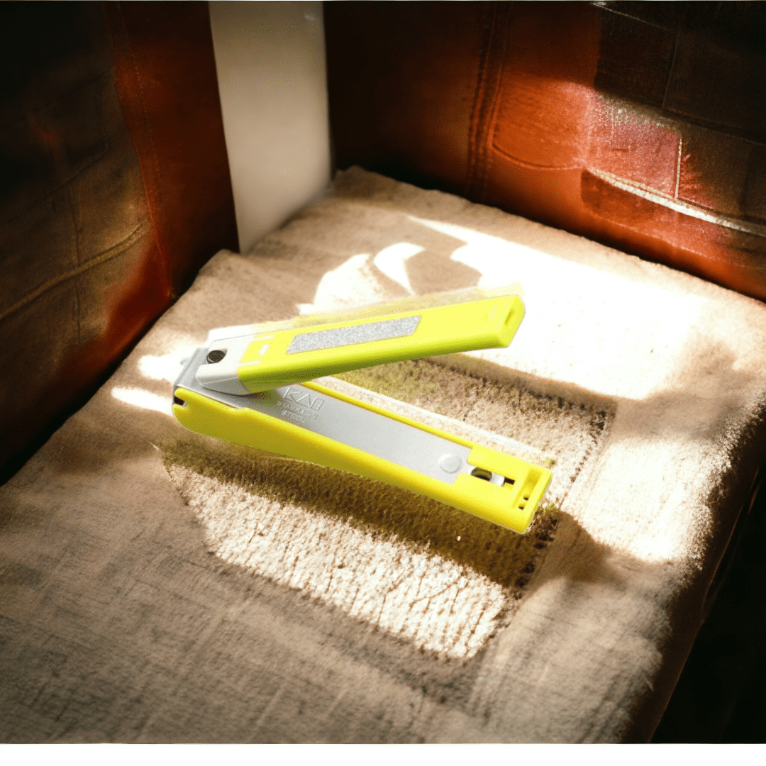 Bấm Móng Tay Inox Thân Nhựa Tybe W001 Kai Razor 39262 -KE0110 Cỡ Trung