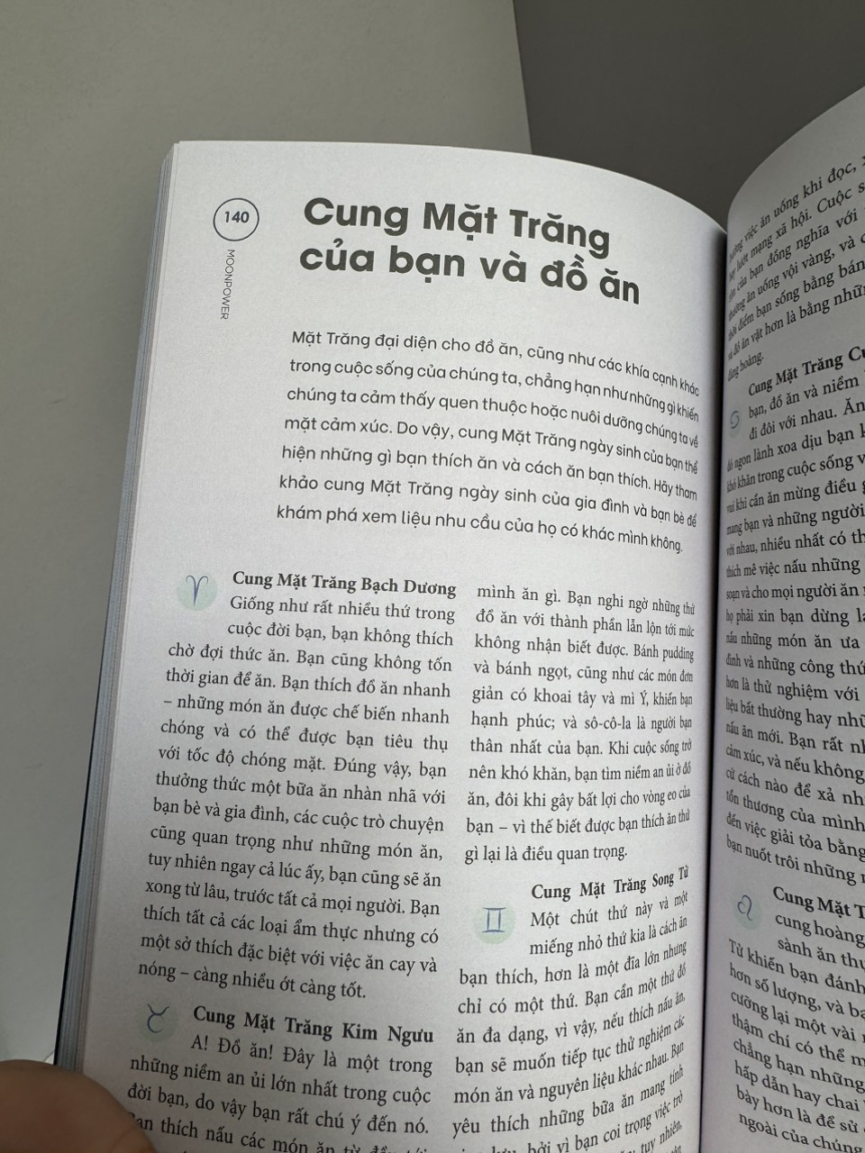 MOONPOWER- HÉ LỘ SỨC MẠNH HUYỀN BÍ CHI PHỐI VẬN MỆNH– Jane Struthers – Hương Mi Lê dịch -Thái Hà- NXB Thế Giới