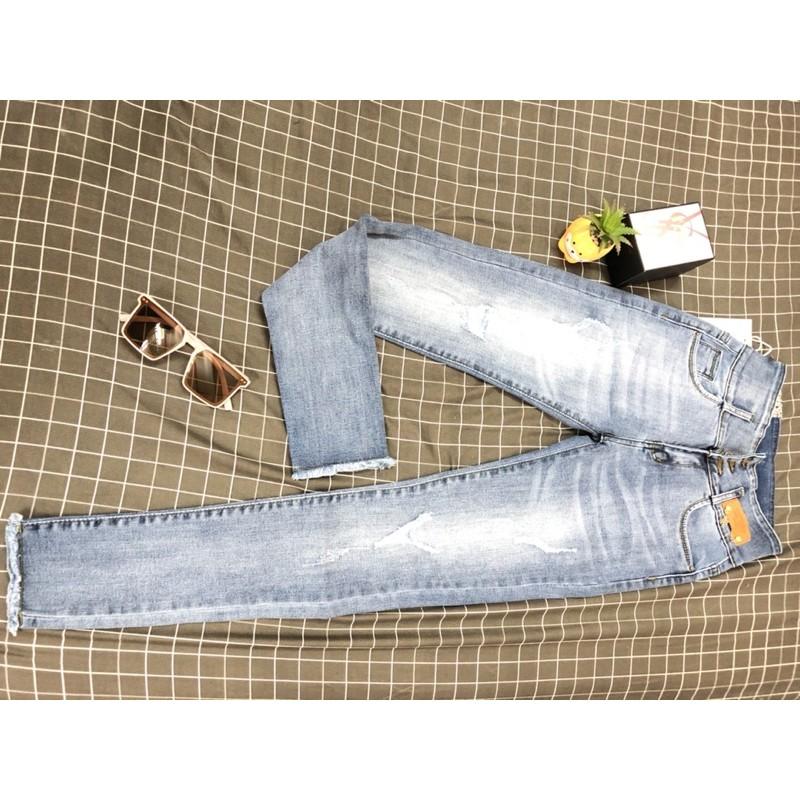 Quần jeans dài lưng cạp vừa 3 nút có rách và wash