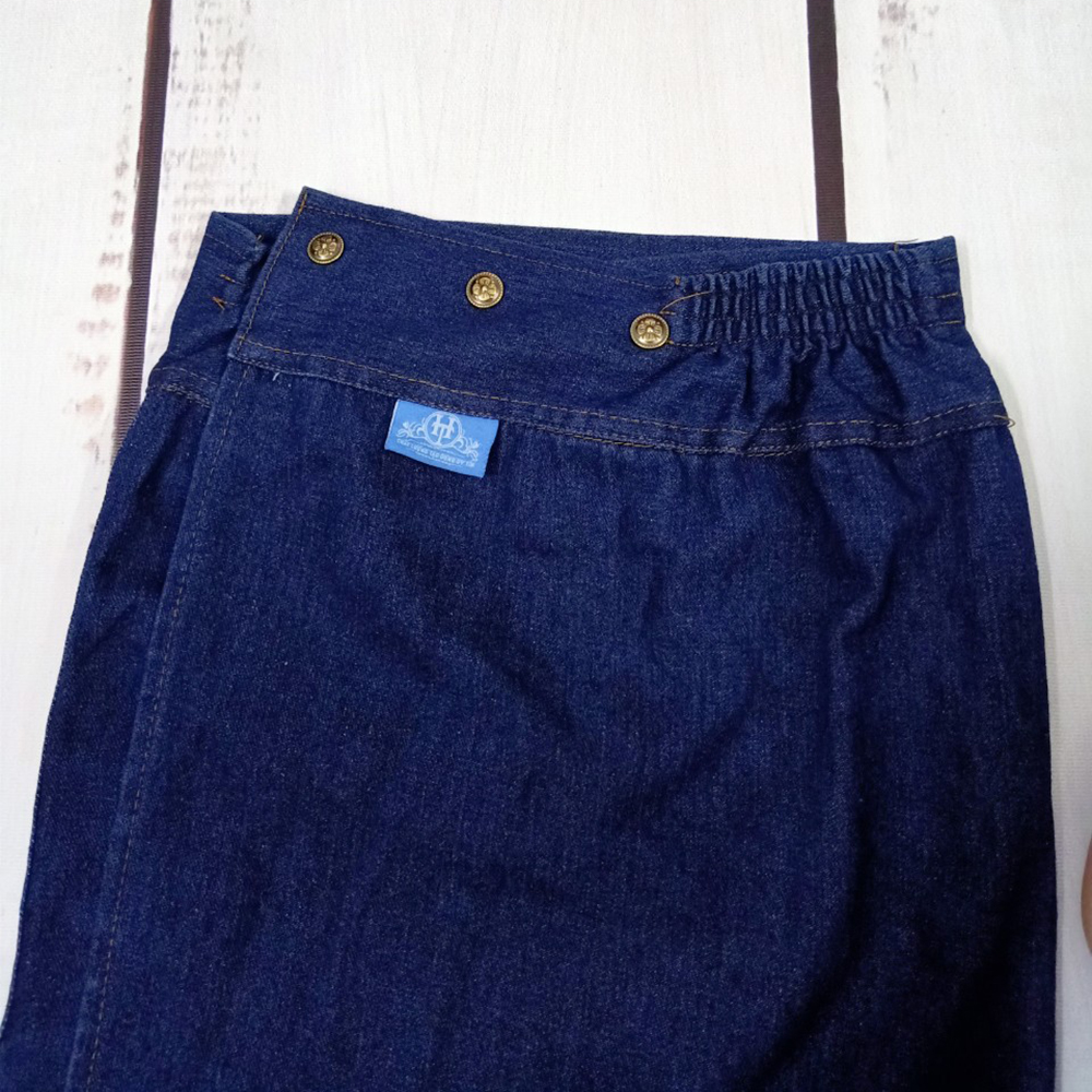 Váy Chống Nắng Xẻ Tà Loại Tốt Vải Jean Cao Cấp Có Thể Chống Được Tia UV Tới 100% Được Thêu Họa Tiết Hoa Trinh Nữ Tím Cùng Với Dàn Nút Bấm Bằng Kim Loại Không Gỉ Rất Chắc Chắn
