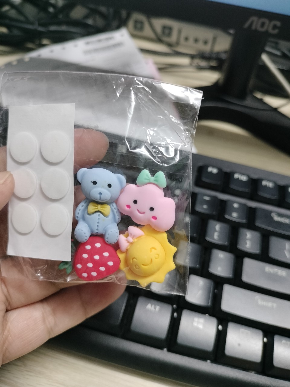 Bộ 4 Sticker 3D Hoạt Hình Cute, Nhãn Dán Cho Ốp Lưng Điện Thoại, Bình Nước, Nón Bảo Hiểm, Giày Dép… (Giao Mẫu Ngẫu Nhiên)