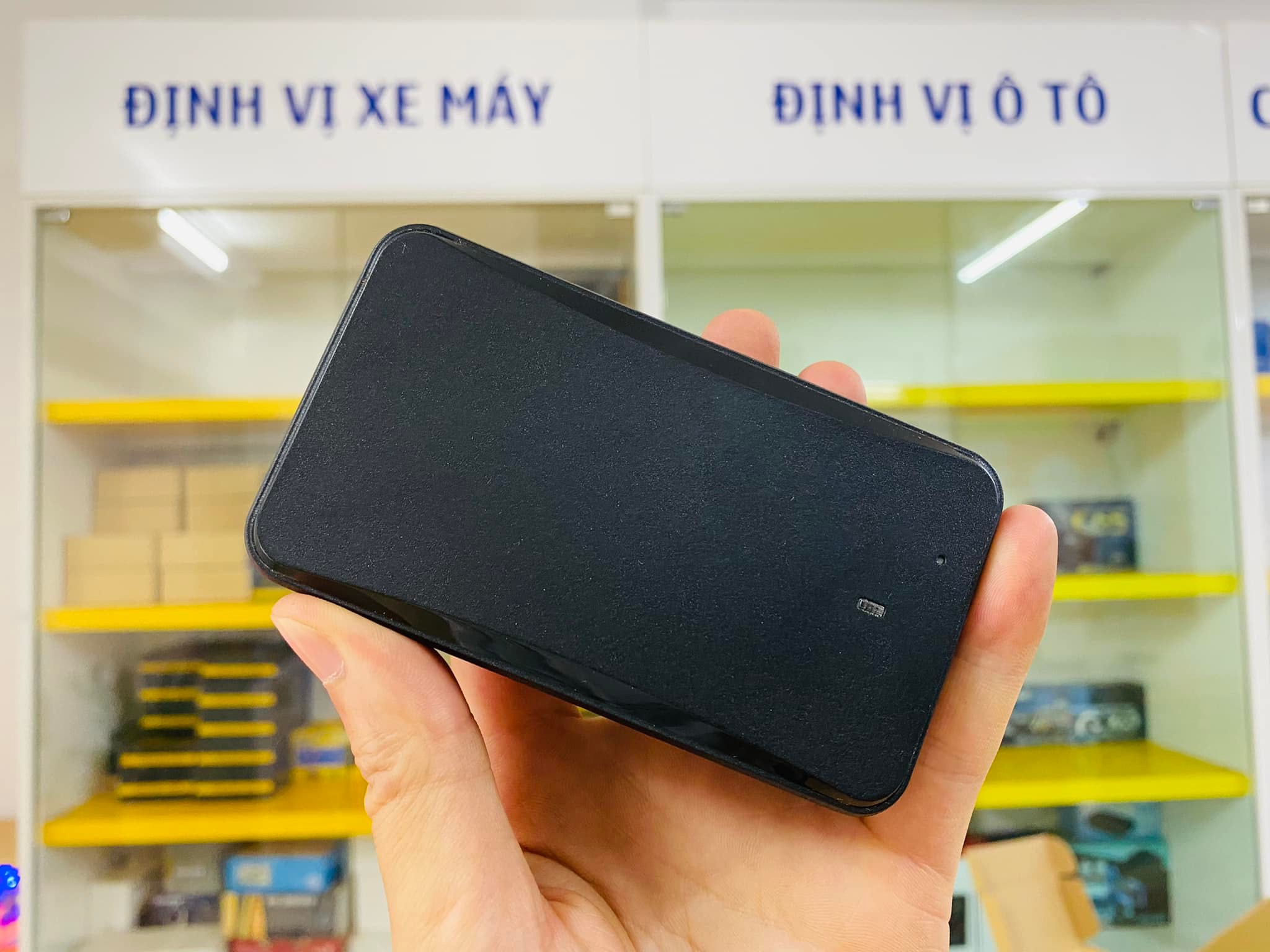 Định vị cầm tay AT4 pin khủng 10.000mah từ 1- 3 tháng