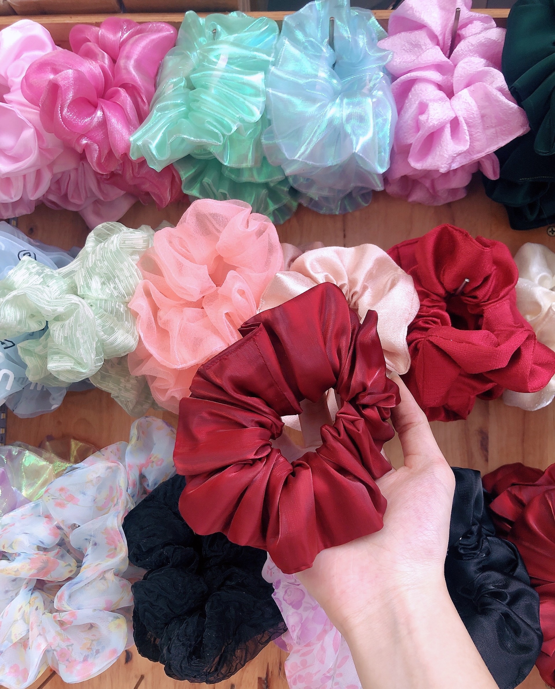 Cột tóc scrunchies màu đỏ đô ánh kim sang trọng size trung lớn