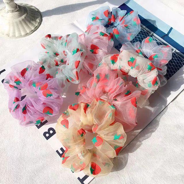 Buộc tóc scrunchies voan phối họa tiết trái dâu