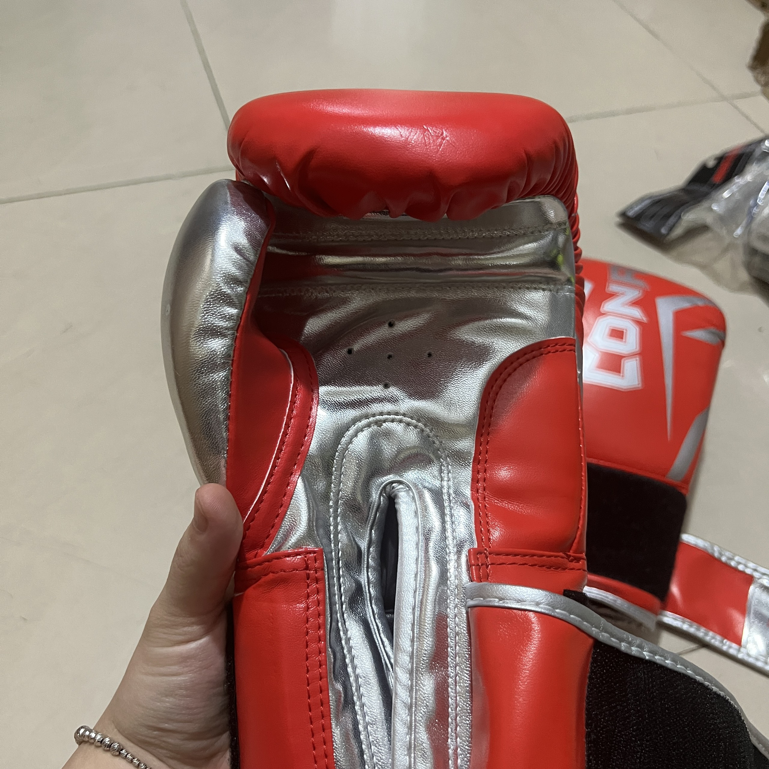 Găng tay đấm bốc -Boxing Conrie KB351, đệm lót mút xốp EVA loại đặc, tính thẩm mỹ và độ đàn hồi tốt,  khóa dính ở cổ tay chắc chắn thuận tiện cho người sử dụng