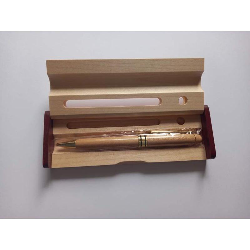 Bút gỗ, hộp gỗ...Bút đẹp, hộp đẹp,  Kích thước hộp 5,5 x16cm Chiều dài bút gỗ 14cm Bút gỗ ngòi bút bi