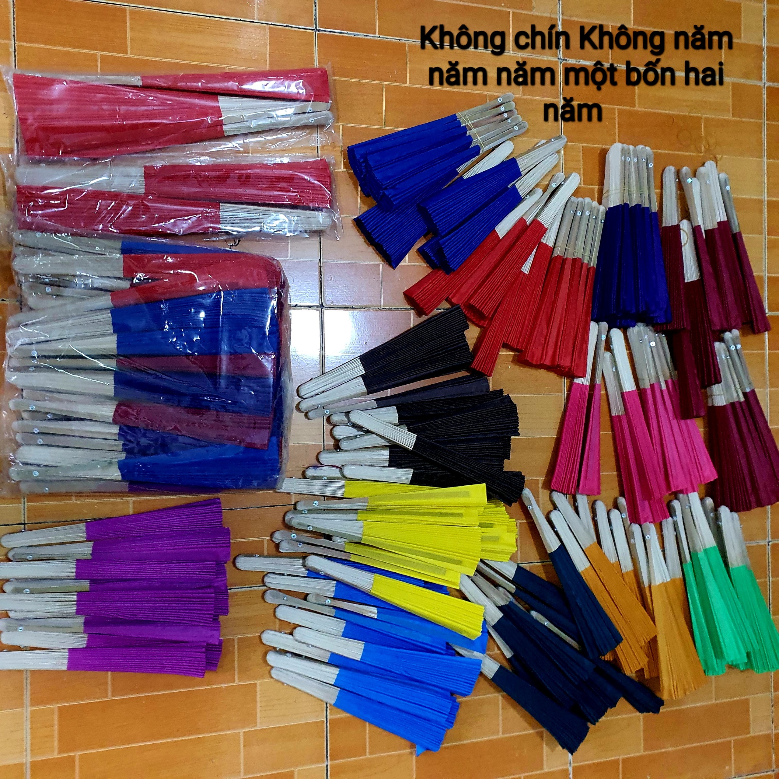 1 Quạt vải viết thư pháp theo yêu cầu, xòe rộng 50cm. Quạt tranh trang trí.