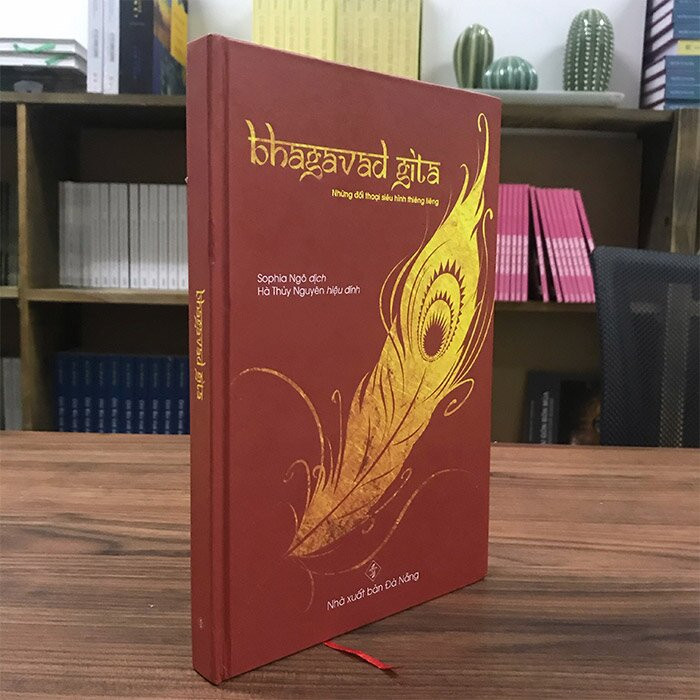 (Bìa Cứng) Bhagavad Gita - Những Đối Thoại Siêu Hình Thiêng Liêng - Sophia Ngô - Hà Thủy Nguyên dịch
