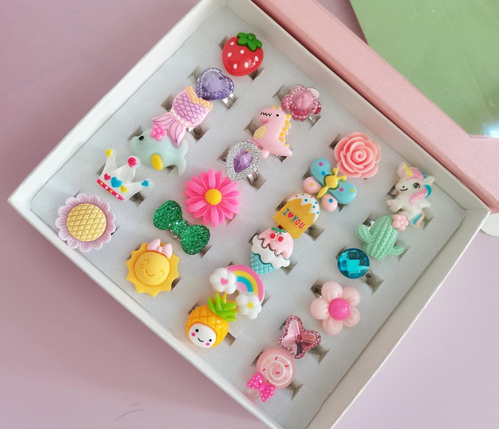 Nhẫn ngọc cho các cô gái nhỏ trong hộp, các cô gái chơi trang sức và neo