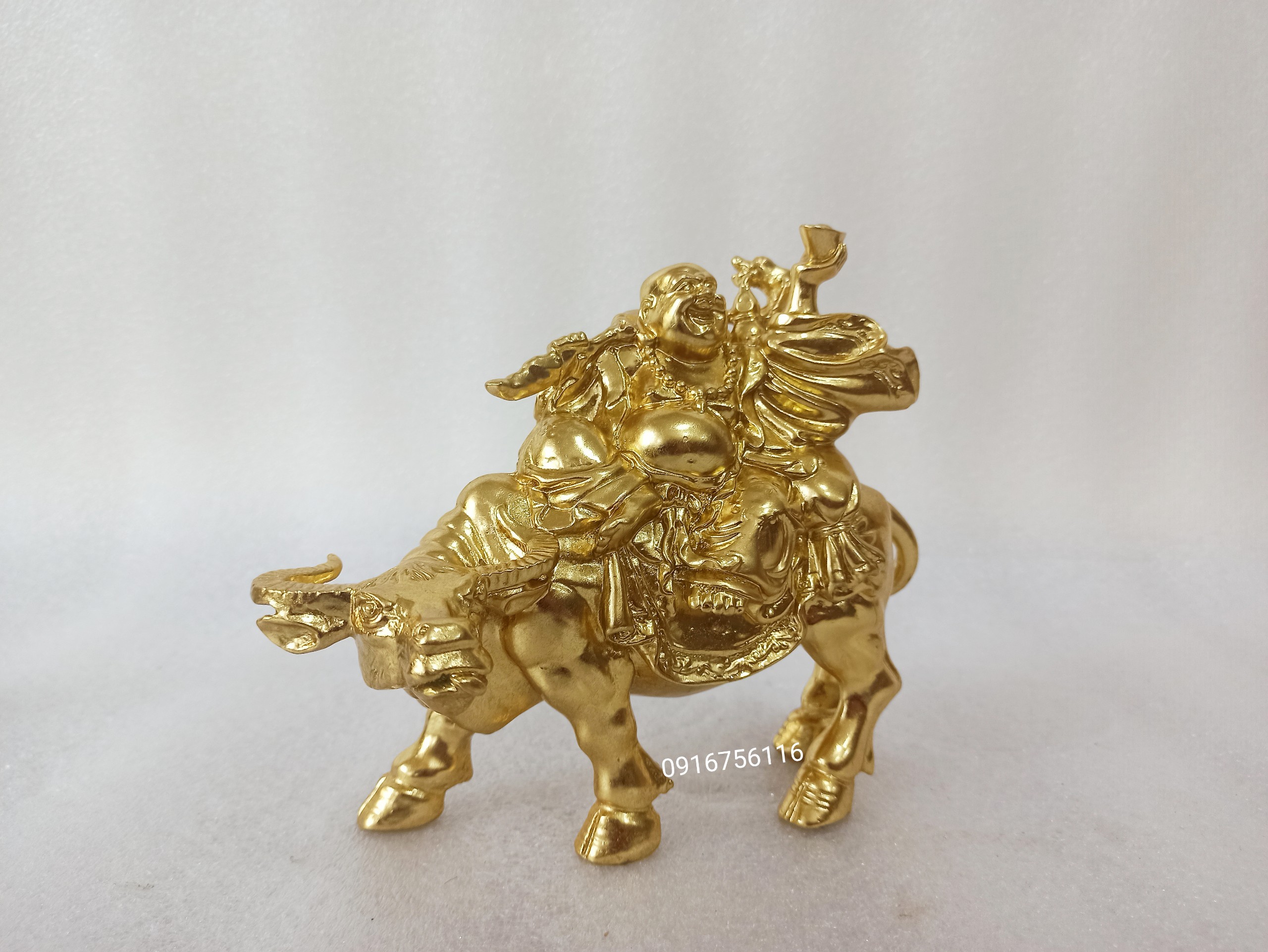 Di lặc dát vàng di lặc cưỡi trâu bằng đồng thau dát vàng tượng thần tài cưỡi trâu đồng thau dát vàng tài lộc hàng VIP