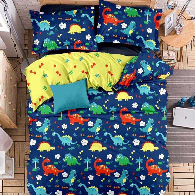 Set 3 món ga gối Poly cotton PL2 Rừng khủng long + Tặng 1 vỏ gối ôm