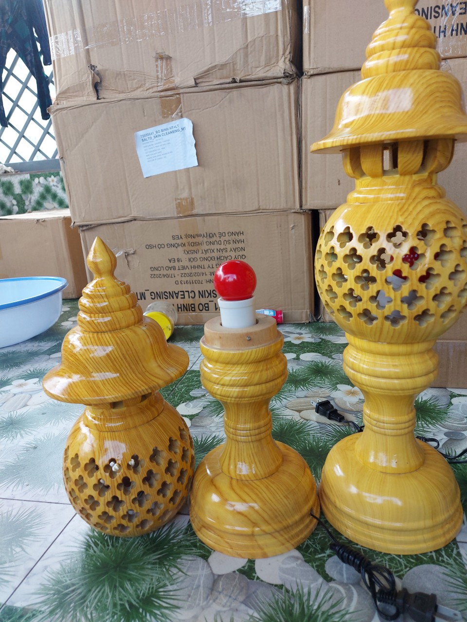 Cặp đèn thờ tổ ông gỗ cao 48 màu vàng vân
