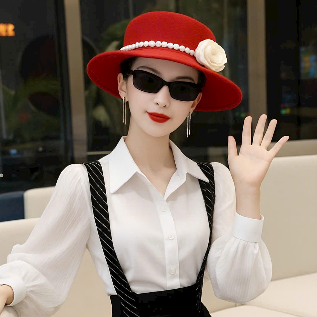Nón Mũ nỉ phớt cao bồi fedora vành bằng thanh lịch, phối hoa và đai ngọc trai nhân tạo sang trọng. Kiểu dáng trẻ trung – hiện đại giúp tôn gương mặt, mang lại vẻ thời thượng, dịu dàng và đầy khí chất cho người đội. #MuNipHot #Non dona25110901