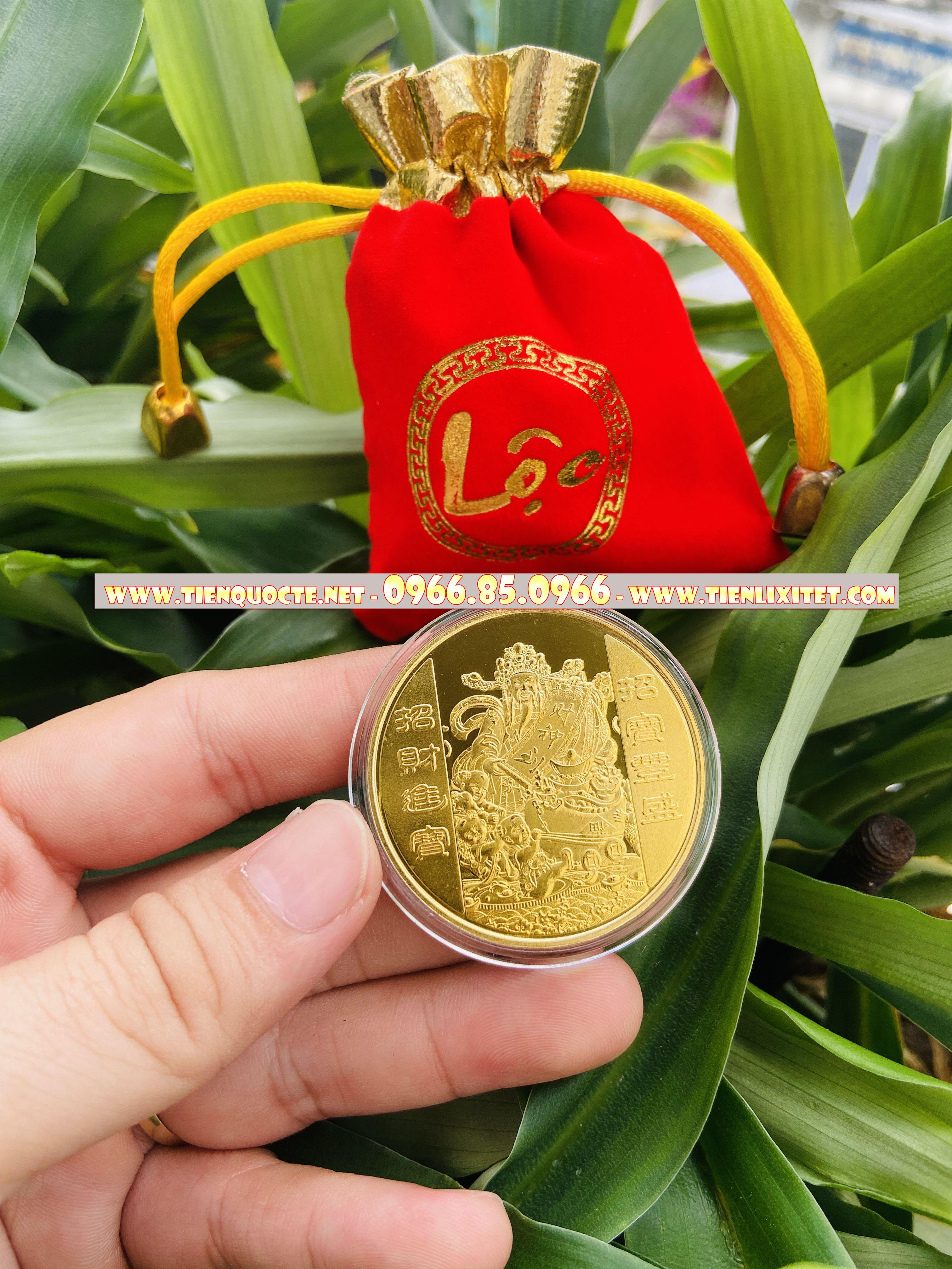 Ti.ền lì xì tết 2023 Đồng Ti.ền Xu Ông Thần Tài Mạ Vàng Tặng Kèm Móc Khóa Túi Gấm Nhung Phúc Lộc Phong Thủy May Mắn QTLNC000150