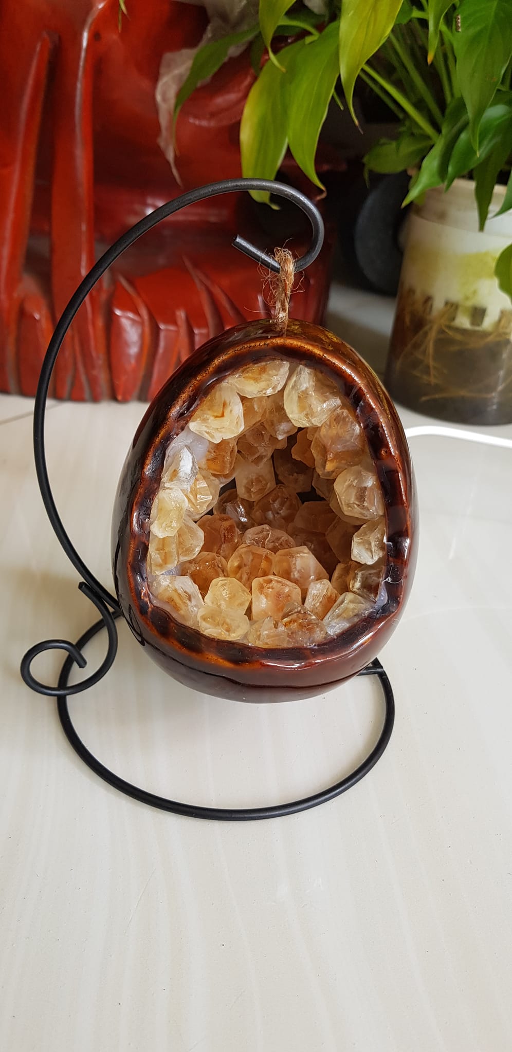 Miếng thạch anh Vàng tự nhiên hốc sâu có đế kiểu có đèn điện công dụng hút tài lộc cả chân Cao 16cm đk 12cm miếng Vàng cao 10cm đk 8cm Anh Chị để bàn trang trí nhà bàn thờ Thần Tài và treo trong phòng làm đèn ngủ may mắn màu Vàng Anh thật sự rất tốt đẹp ạ