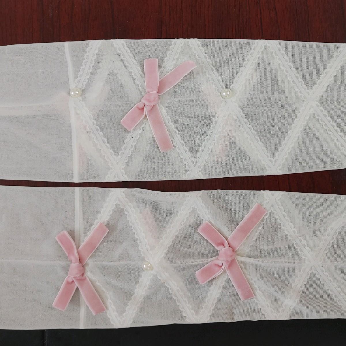 Quần tất, vớ quần họa tiết PHỐI DÂY DUY BĂNG ĐÍNH NƠ 2 BÊN mang đến phong cách Lolita sang chảnh và cá tính cho nữ với 2 màu đen và trắng sữa