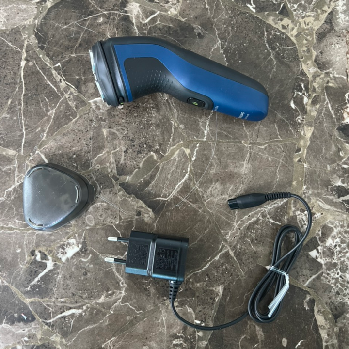 Máy Cạo Râu Thương Hiệu Cao Cấp Philips AquaTouch S1121 Hệ thống lưỡi cạo ComfortCut - HÀNG NHẬP KHẨU